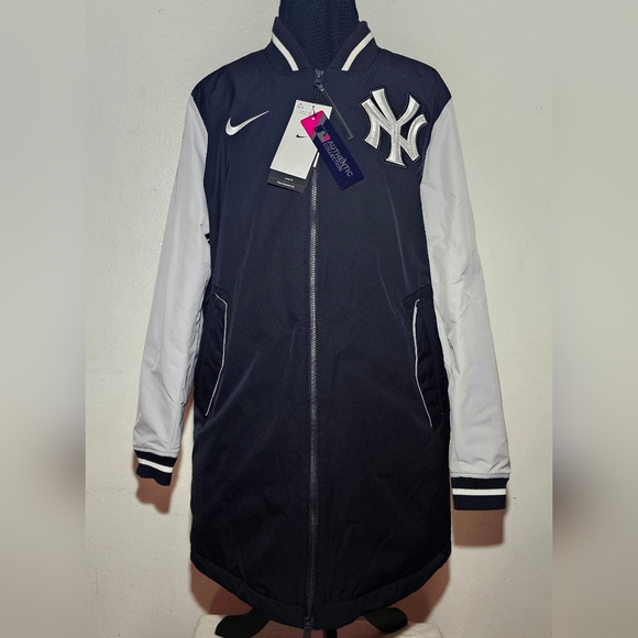 New York Yankees Authentic Team-Issued Navy Jacket from the 2023 MLB Season - Picture 1 of 5